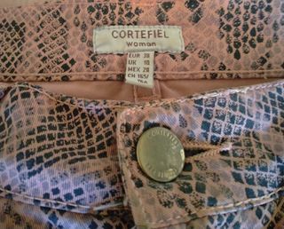 Pantalón pitillo estampado serpiente Cortefiel 