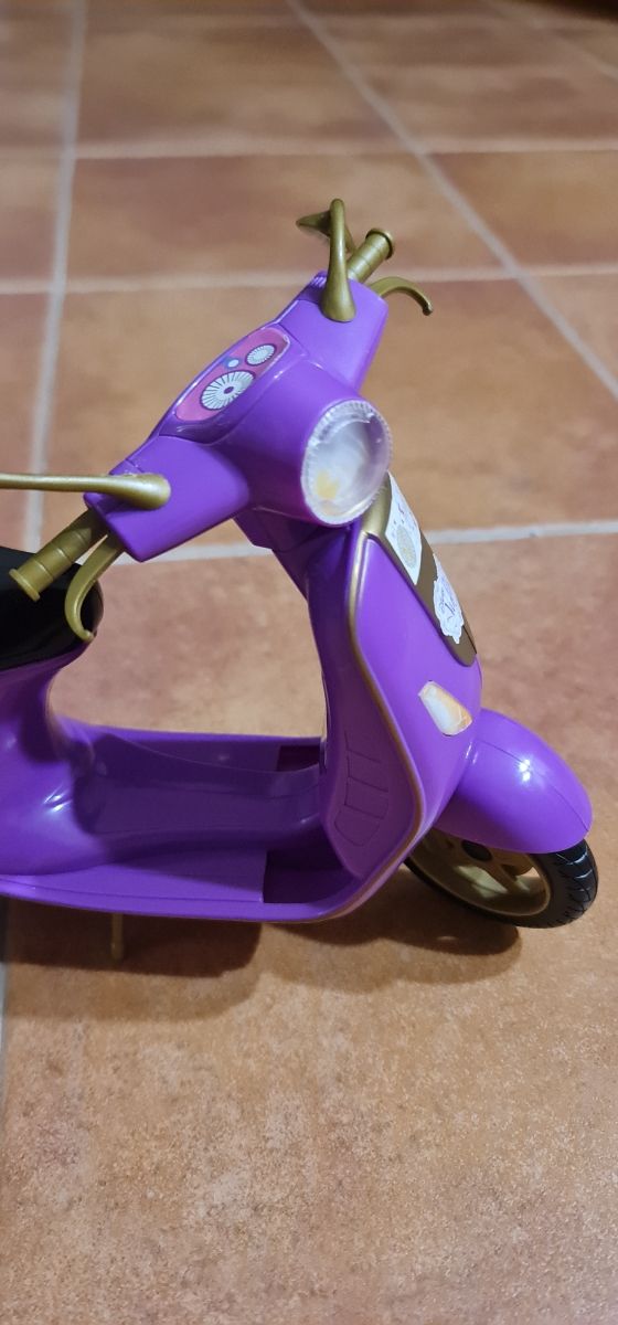 Muñeca Violeta. Moto