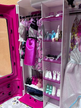 Precioso armario para muñecas Barbie
