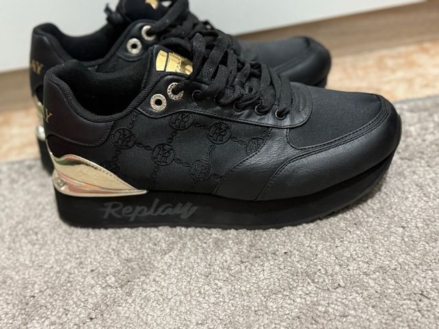 Bambas Replay negras y doradas