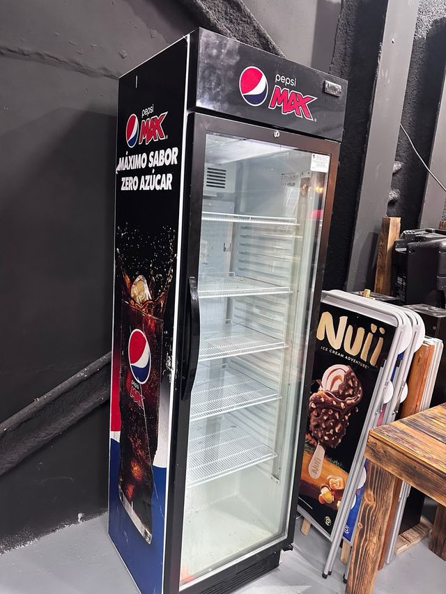 Nevera expositora Pepsi Max