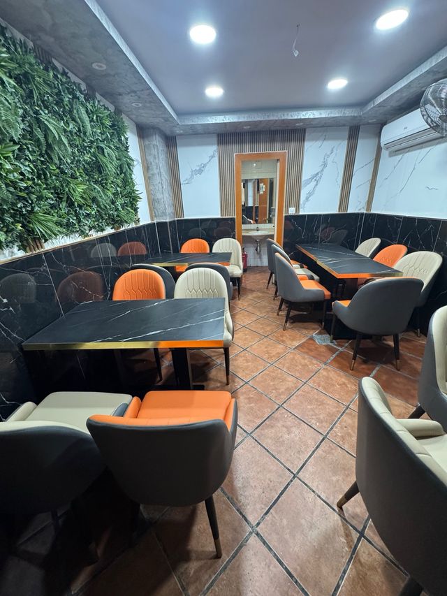 mesas hostelería y sillas gris y naranja