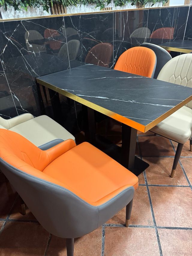 mesas hostelería y sillas gris y naranja