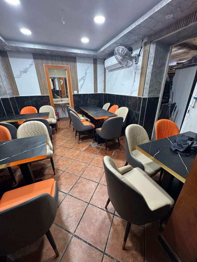 mesas hostelería y sillas gris y naranja