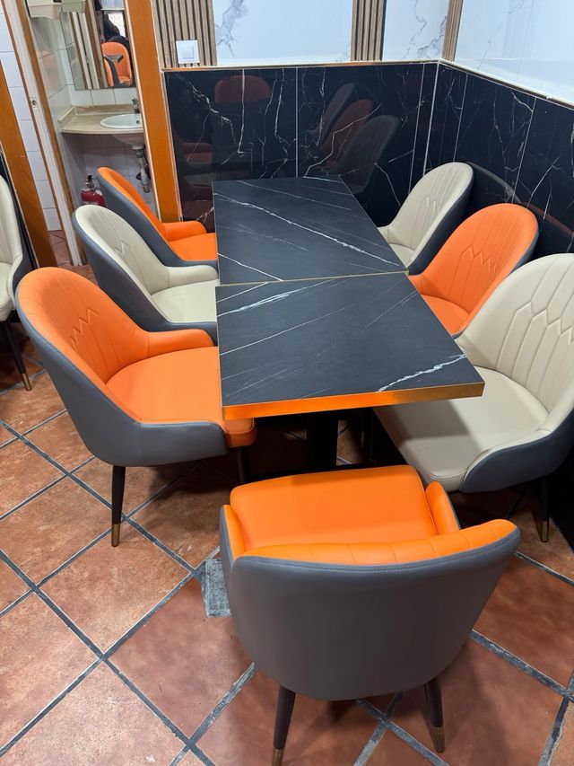 mesas hostelería y sillas gris y naranja