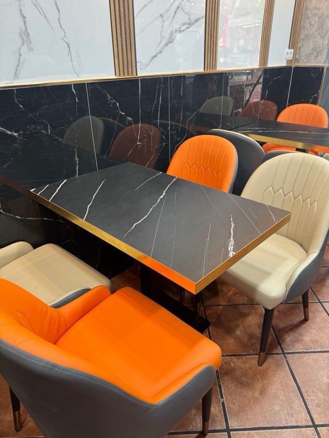 mesas hostelería y sillas gris y naranja