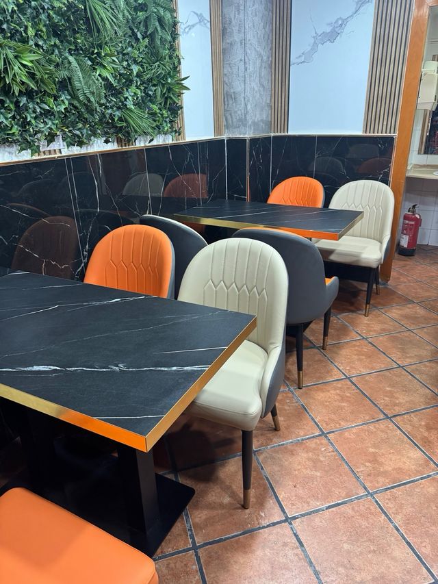 mesas hostelería y sillas gris y naranja