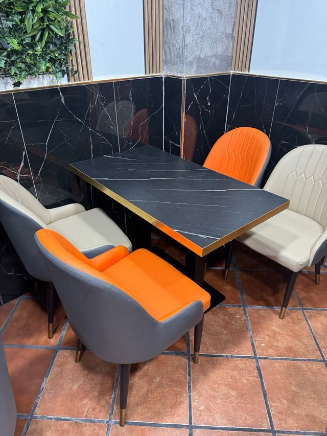mesas hostelería y sillas gris y naranja