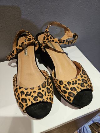 Sandalias cuña leopardo