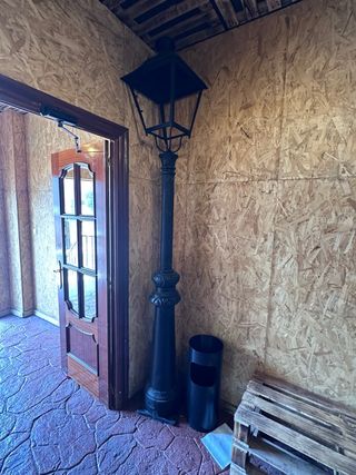 Farola antigua de metal negra