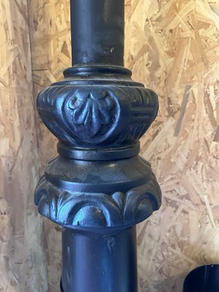 Farola antigua de metal negra