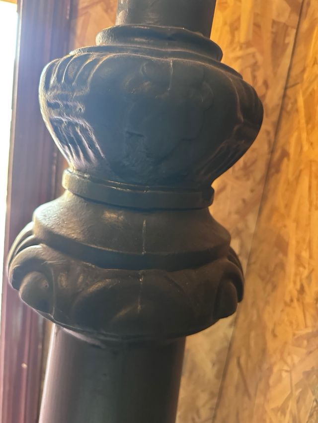 Farola antigua de metal negra