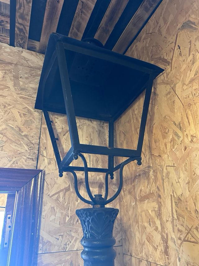 Farola antigua de metal negra