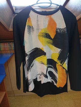 Blusa negra estampada manga larga