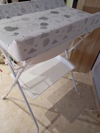 Cambiador bañera bebé 60 € y coche de bebe 50 €