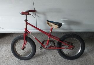 Bicicleta infantil antigua roja