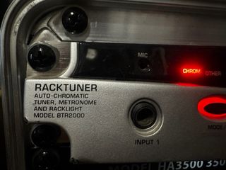 Amplificador de bajo con afinador en rack y cajas