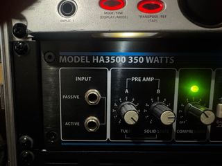 Amplificador de bajo con afinador en rack y cajas