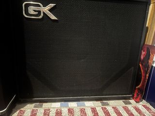 Amplificador de bajo con afinador en rack y cajas