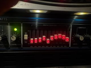 Amplificador de bajo con afinador en rack y cajas