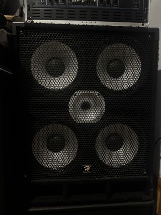 Amplificador de bajo con afinador en rack y cajas