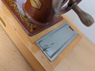 Macchina da cucire vintage USSR