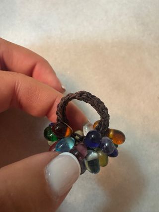 Anillo de bolitas multicolor