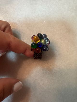 Anillo de bolitas multicolor