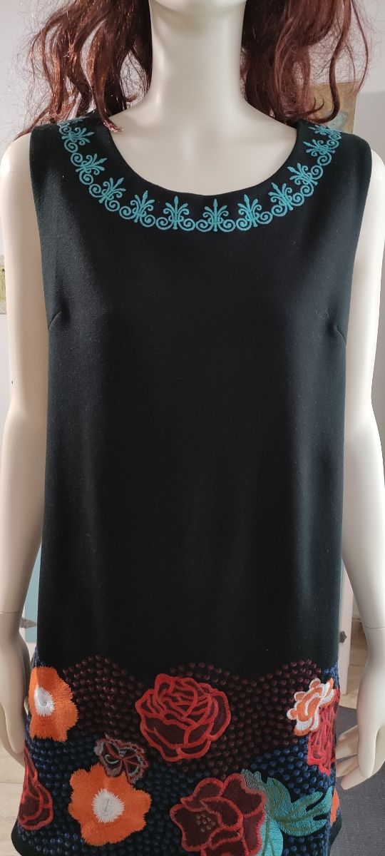 Vestido negro bordado Menglu