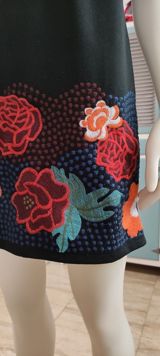 Vestido negro bordado Menglu