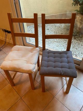 2 sillas madera - cojines beige/gris