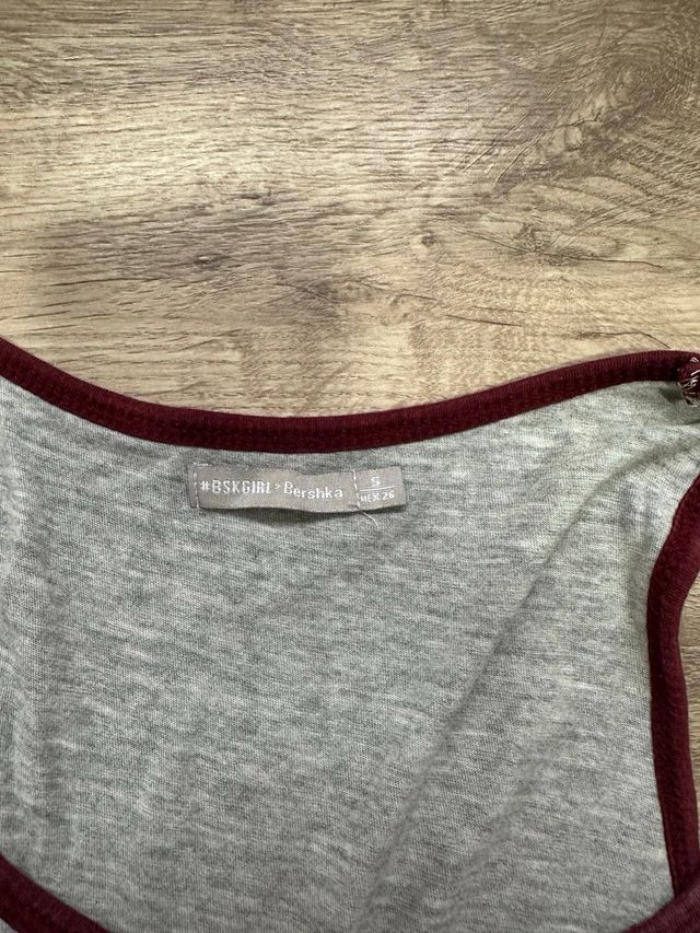 Top gris de tirantes deportivo