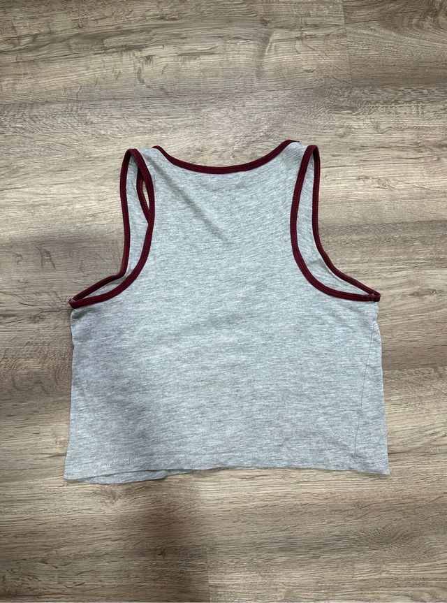 Top gris de tirantes deportivo