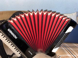 Acordeón Hohner Bravo III 72 bajos