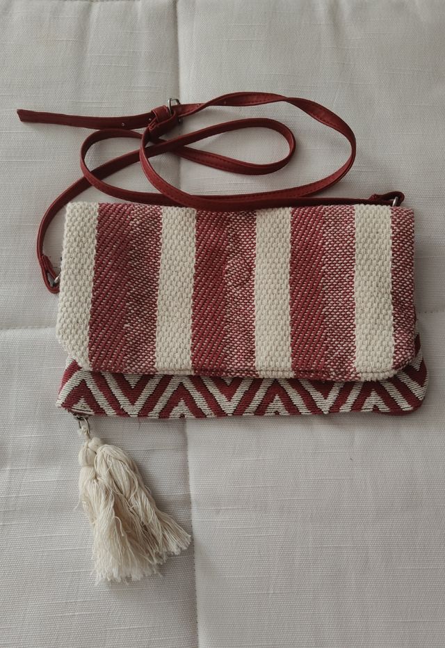 Bolso rojo y beige