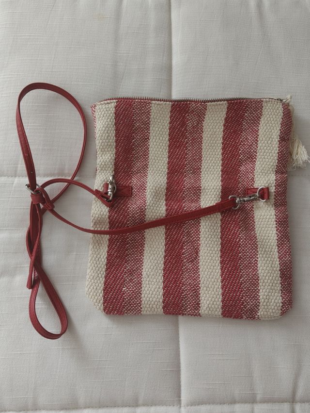 Bolso rojo y beige