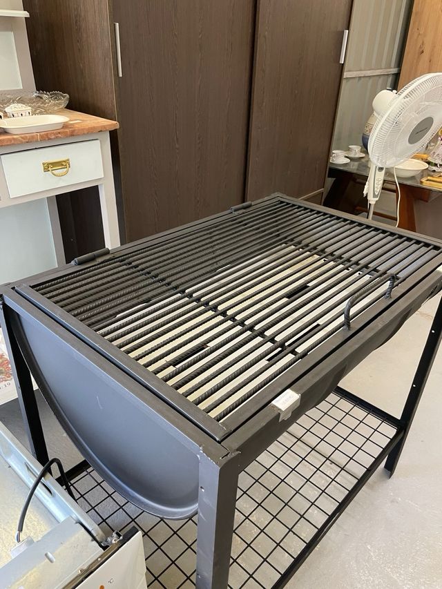 Asador metálico negro