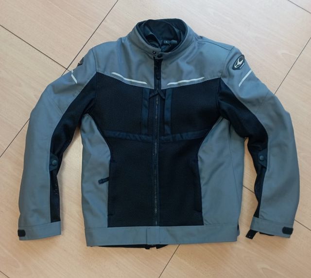 Giubbotto, pantaloni e paraschiena moto Clover