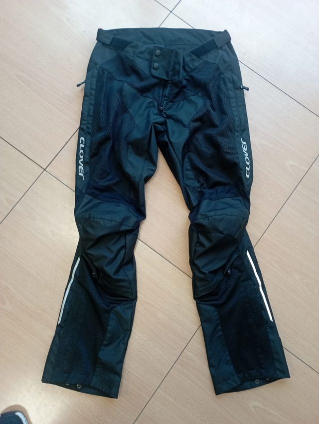 Giubbotto, pantaloni e paraschiena moto Clover