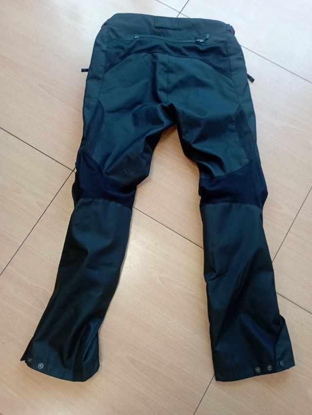 Giubbotto, pantaloni e paraschiena moto Clover
