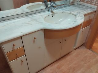 Mueble y espejo de baño