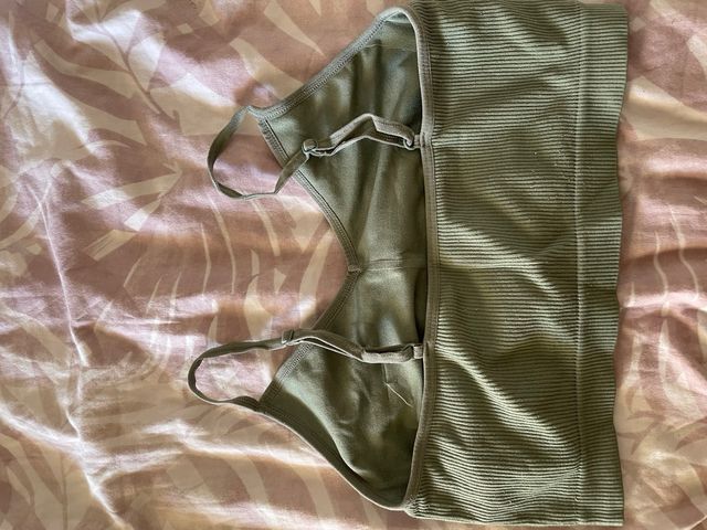 Top deportivo Primark verde oliva