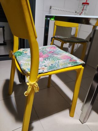 Mesa cristal + 3 sillas plástico duro tipo IKEA. 
