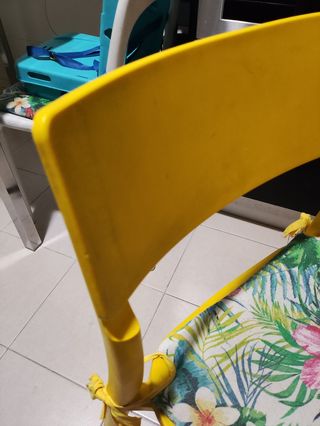 Mesa cristal + 3 sillas plástico duro tipo IKEA. 