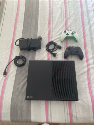 Xbox One negra + 2 mandos