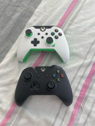 Xbox One negra + 2 mandos