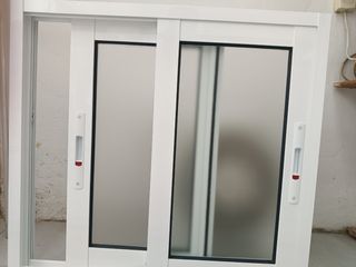 Ventana corredera blanca.