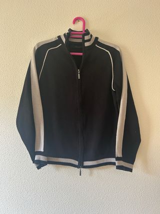 Chaqueta negra cremallera -gris