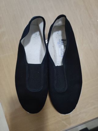 Zapatillas negras nuevas. Talla 34