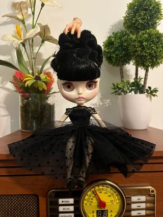 Muñeca Blythe fake vestida de Miércoles en baile 